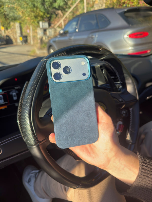 Nahaufnahme der samtweichen Alcantara-Textur in premium Schwarz - Italienisches Luxusmaterial